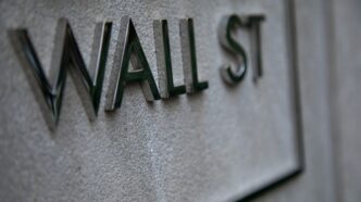 Gráfico do pregão em Wall Street com índices em direções opostas, refletindo a volatilidade nas Bolsas de NY.
