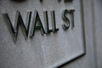 Gráfico do pregão em Wall Street com índices em direções opostas, refletindo a volatilidade nas Bolsas de NY.