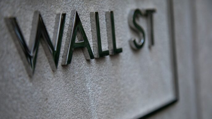Gráfico do pregão em Wall Street com índices em direções opostas, refletindo a volatilidade nas Bolsas de NY.