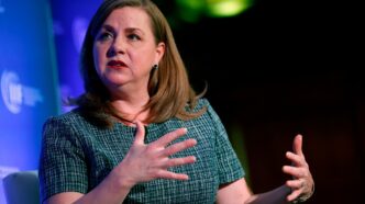 Michelle Bowman, vice-presidente do Fed, detalha propostas para aprimorar testes de estresse bancário e garantir estabilidade.