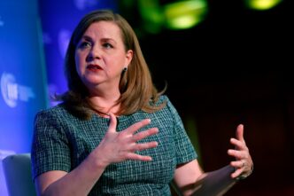 Michelle Bowman, vice-presidente do Fed, detalha propostas para aprimorar testes de estresse bancário e garantir estabilidade.