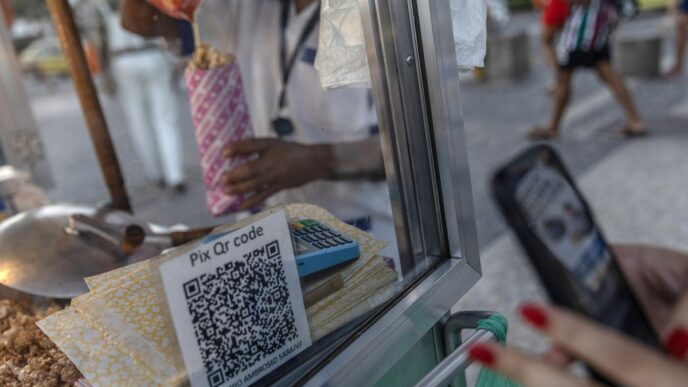Pessoas usando smartphones para pagamentos em lojas físicas, indicando a consolidação do celular como meio de transação.