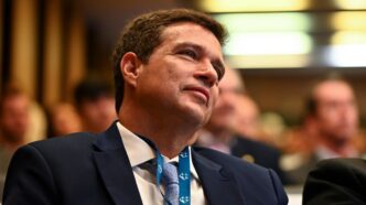 Roberto Campos Neto em evento, ex-presidente do Banco Central, avalia cenário financeiro e risco do Banco Master.