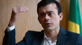Secretário do Tesouro Nacional Rogério Ceron anuncia 3º Leilão Eco Invest com foco em transição ecológica e mecanismo de hedge cambial para atrair investimento externo.