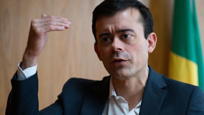 Secretário do Tesouro Nacional Rogério Ceron anuncia 3º Leilão Eco Invest com foco em transição ecológica e mecanismo de hedge cambial para atrair investimento externo.