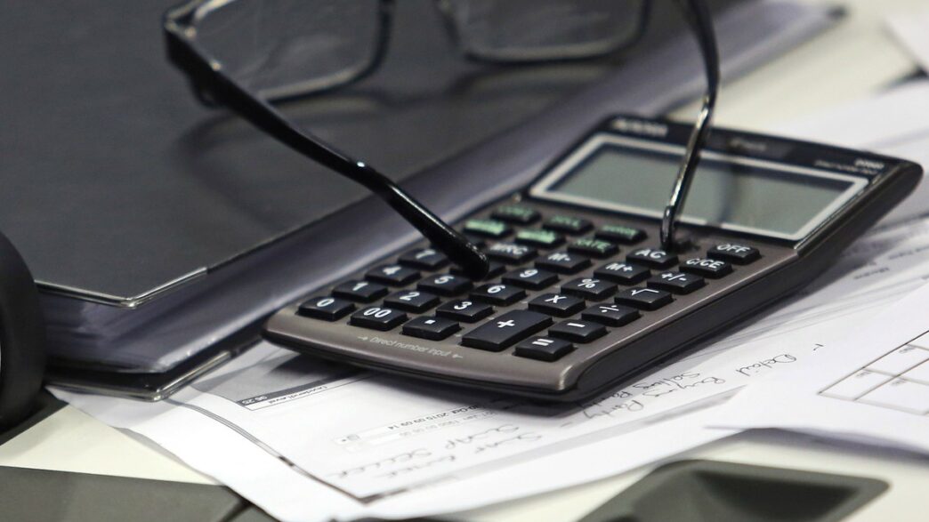 Análise do resultado trimestral do Santander Brasil por analistas, mostrando números e gráficos.