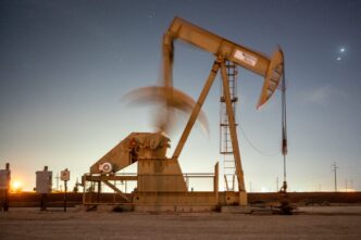Gráfico mostrando a alta inesperada de 3,524 milhões de barris nos estoques de petróleo dos EUA.