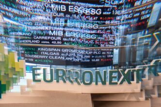 Gráfico com barras representando a alta das bolsas europeias, com destaque para o índice Stoxx 600.