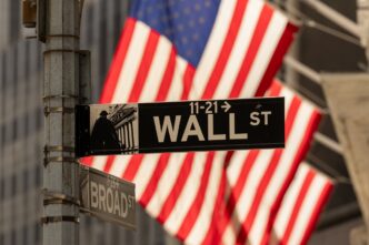 Gráfico da bolsa de Nova York com destaque para a Amazon impulsionando o índice Nasdaq.