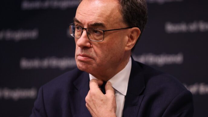 Andrew Bailey, presidente do Conselho de Estabilidade Financeira (FSB), adverte sobre riscos no mercado financeiro global.