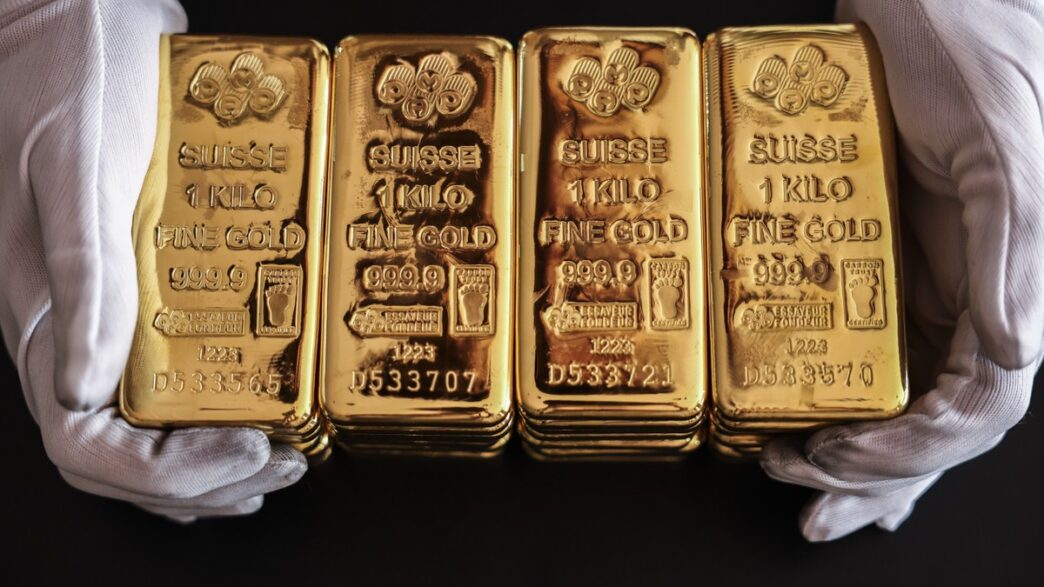 Gráfico mostrando a alta do ouro após anúncio de tarifas por Donald Trump, com o preço superando US$ 4 mil.