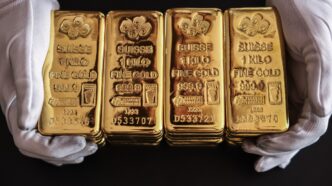 Gráfico mostrando a alta do ouro após anúncio de tarifas por Donald Trump, com o preço superando US$ 4 mil.