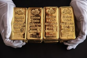 Gráfico mostrando a alta do ouro após anúncio de tarifas por Donald Trump, com o preço superando US$ 4 mil.