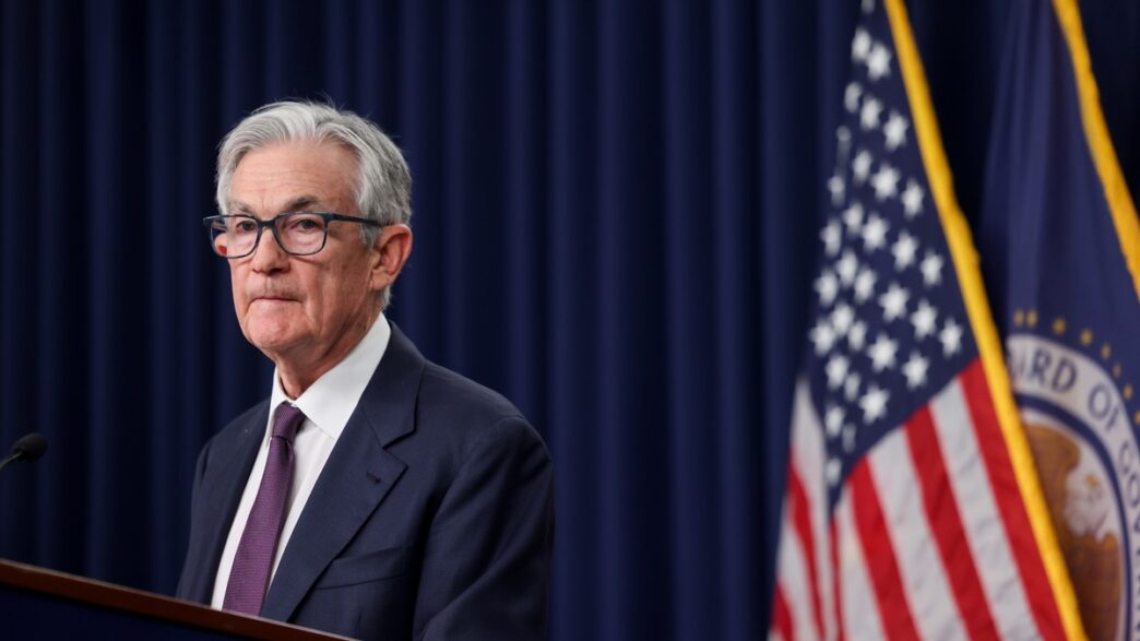 Gráfico do Índice DXY mostrando a força do dólar americano frente a outras moedas após falas de Jerome Powell sobre juros nos EUA.