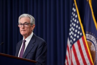 Gráfico do Índice DXY mostrando a força do dólar americano frente a outras moedas após falas de Jerome Powell sobre juros nos EUA.