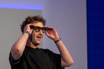 Mark Zuckerberg, CEO da Meta, em evento sobre inteligência artificial, destacando a estratégia da empresa em IA e captação de recursos.