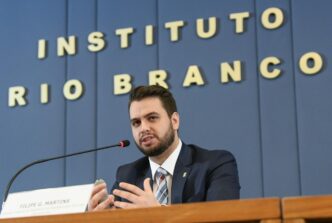 Filipe Martins, ex-assessor de Bolsonaro, em evento político.