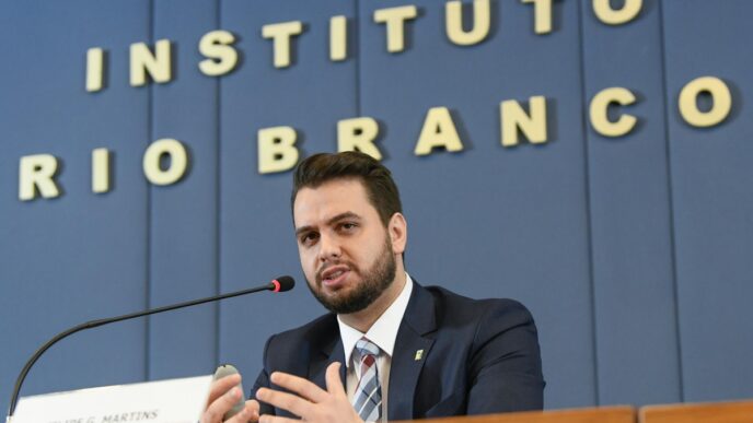 Filipe Martins, ex-assessor de Bolsonaro, em evento político.