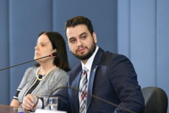 Filipe Martins, ex-assessor de Jair Bolsonaro, em audiência no STF relacionada a investigações de atos antidemocráticos.