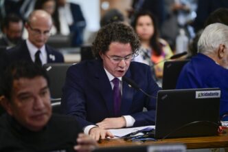 Senadores em reunião na Comissão de Assuntos Econômicos (CAE) do Senado discutindo projeto de lei sobre adulteração de alimentos e bebidas.
