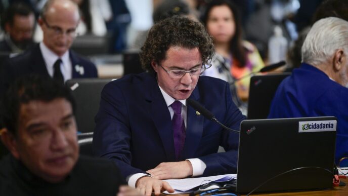 Senadores em reunião na Comissão de Assuntos Econômicos (CAE) do Senado discutindo projeto de lei sobre adulteração de alimentos e bebidas.