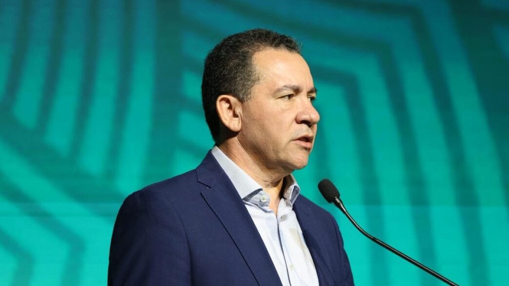 Produtor rural discute políticas de seguro com especialista em evento da CNseg, indicando a baixa cobertura do seguro rural em 2025.