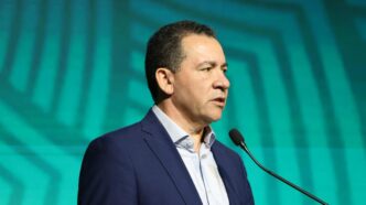 Produtor rural discute políticas de seguro com especialista em evento da CNseg, indicando a baixa cobertura do seguro rural em 2025.