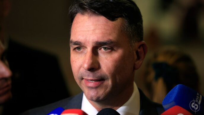 Flávio Bolsonaro critica Eduardo Paes — foto ilustrativa