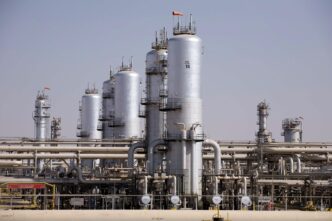 Planta de petróleo em alta produção, com foco na cotação do Brent e decisão da Opep+