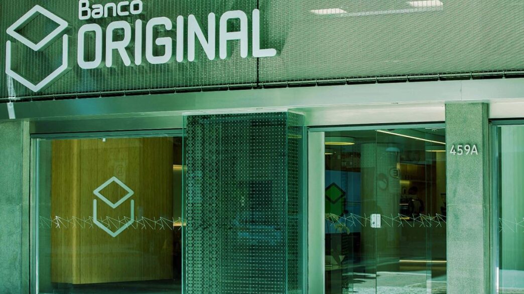 Fachada da agência do Banco Original, destacando sua expansão para as Ilhas Cayman e capital de US$ 32,4 milhões.