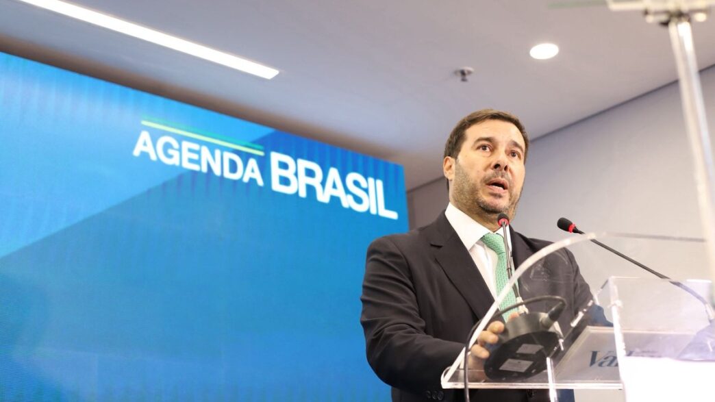 Rodrigo Maia em evento, criticando a influência do bolsonarismo na candidatura de Tarcísio de Freitas para as eleições de 2026.
