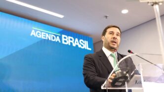 Rodrigo Maia em evento, criticando a influência do bolsonarismo na candidatura de Tarcísio de Freitas para as eleições de 2026.