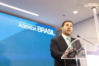 Rodrigo Maia em evento, criticando a influência do bolsonarismo na candidatura de Tarcísio de Freitas para as eleições de 2026.