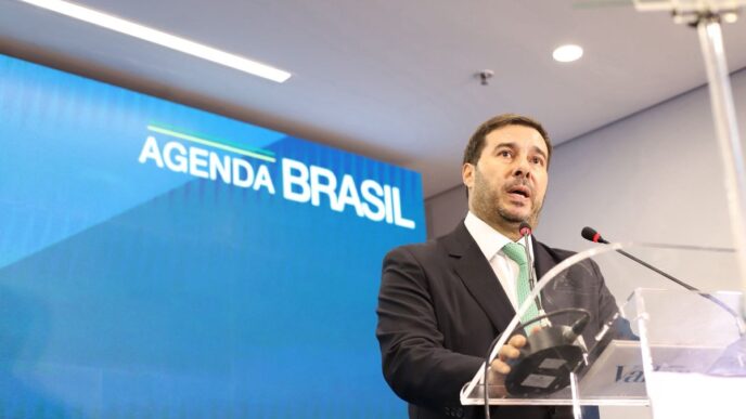 Rodrigo Maia em evento, criticando a influência do bolsonarismo na candidatura de Tarcísio de Freitas para as eleições de 2026.