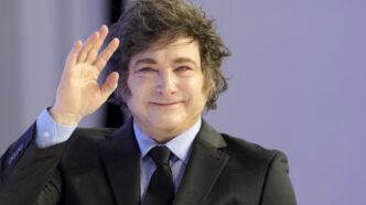 Eleitores argentinos votam em eleição legislativa com Javier Milei em destaque.