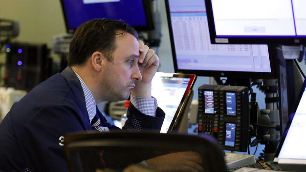Bolsas de Nova York com ligeira queda após discurso de Jerome Powell em dia com poucos indicadores.