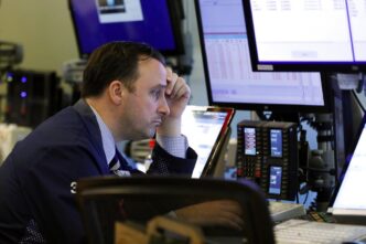 Bolsas de Nova York com ligeira queda após discurso de Jerome Powell em dia com poucos indicadores.
