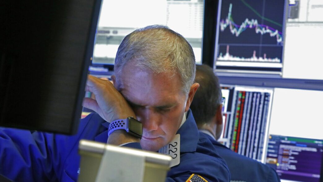 Gráfico demonstrando a queda das bolsas de Nova York em resposta a novas preocupações sobre a relação comercial entre EUA e China.