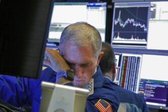 Gráfico demonstrando a queda das bolsas de Nova York em resposta a novas preocupações sobre a relação comercial entre EUA e China.