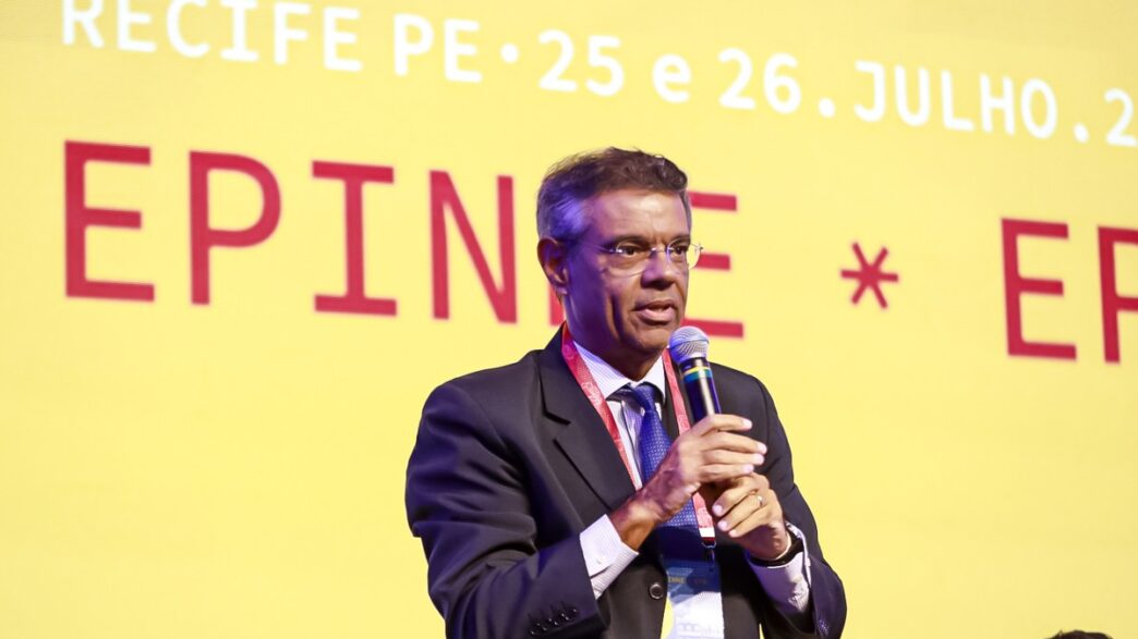 Foto de uma reunião de executivos discutindo finanças, relacionada à proposta da Previc sobre limites de 35% para descontos em fundos de pensão para cobrir déficits.
