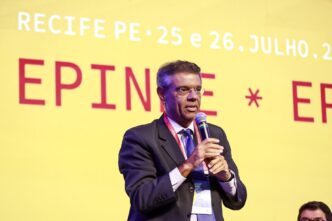Foto de uma reunião de executivos discutindo finanças, relacionada à proposta da Previc sobre limites de 35% para descontos em fundos de pensão para cobrir déficits.