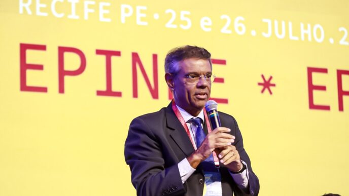 Foto de uma reunião de executivos discutindo finanças, relacionada à proposta da Previc sobre limites de 35% para descontos em fundos de pensão para cobrir déficits.