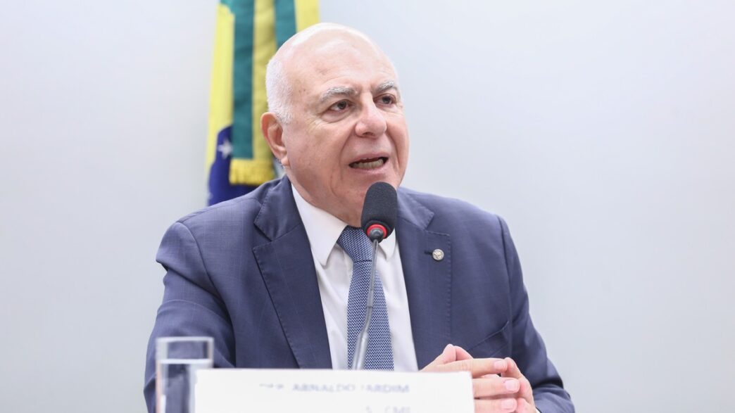 Deputado Arnaldo Jardim, relator da Política Nacional dos Minerais Críticos, em discussão sobre o futuro da mineração no Brasil.