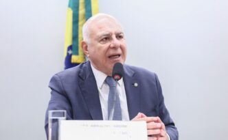 Deputado Arnaldo Jardim, relator da Política Nacional dos Minerais Críticos, em discussão sobre o futuro da mineração no Brasil.