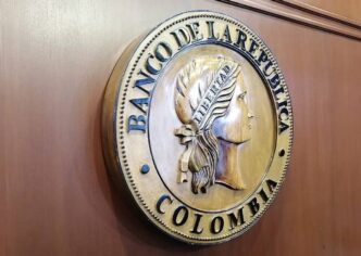 Edifício sede do Banco da República da Colômbia (Banrep), com foco na decisão de manter os juros inalterados.