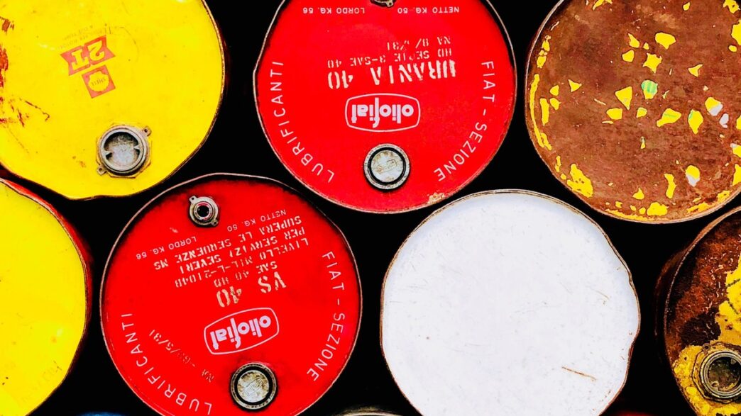 Representação de barris de petróleo, indicando os estoques de petróleo dos EUA que caíram inesperadamente.