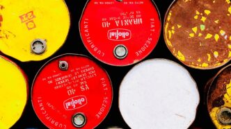 Representação de barris de petróleo, indicando os estoques de petróleo dos EUA que caíram inesperadamente.