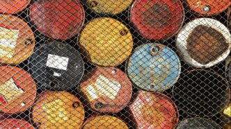 Aumento dos estoques de petróleo nos EUA, com barril em destaque e refletindo as estatísticas divulgadas.