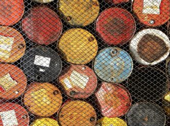 Aumento dos estoques de petróleo nos EUA, com barril em destaque e refletindo as estatísticas divulgadas.