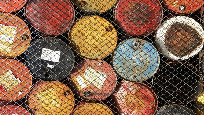Aumento dos estoques de petróleo nos EUA, com barril em destaque e refletindo as estatísticas divulgadas.